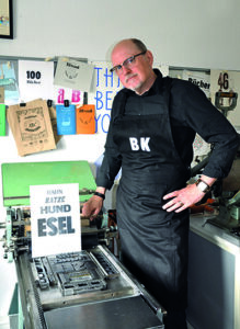 Axel Stiehler an der Druckpresse