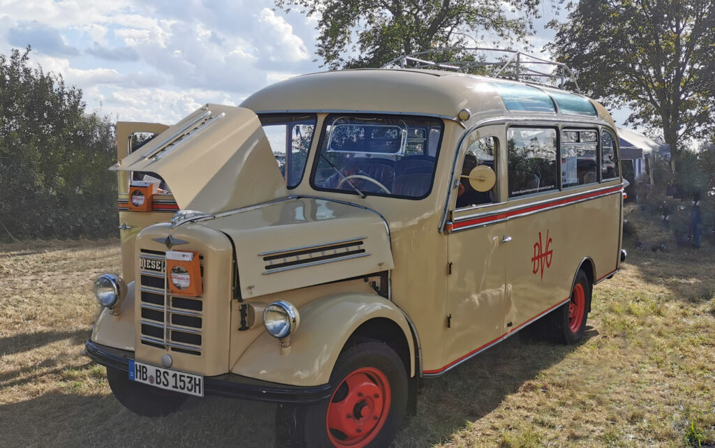 Ein Borgward Omnibus Baujahr 1953 wird die Ausstellungsorte des Kunst.Hafen.Walle 2025 anfahren