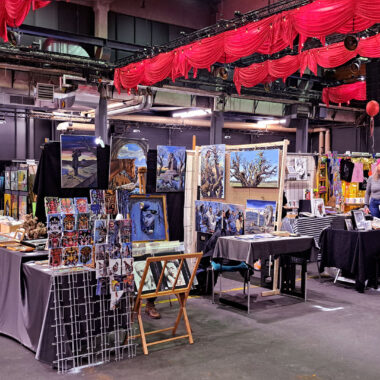 Kunst erleben statt nur anschauen: Beim Kunst.Markt.Walle 2026 treffen
über 70 Kunstschaffende, Musik und besondere Aktionen in der Energieleitzentrale
aufeinander. Foto: Lao Du, KUNST.HAFEN.WALLE e.V.